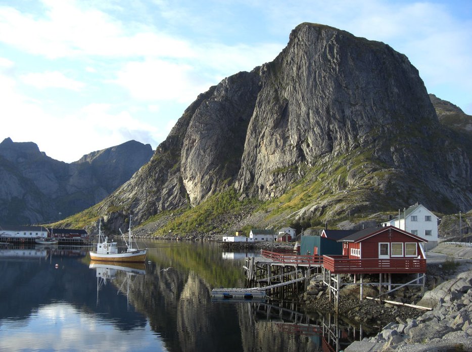 Navegando a través de las aguas tranquilas y hermosas vistas de los fiordos noruegos