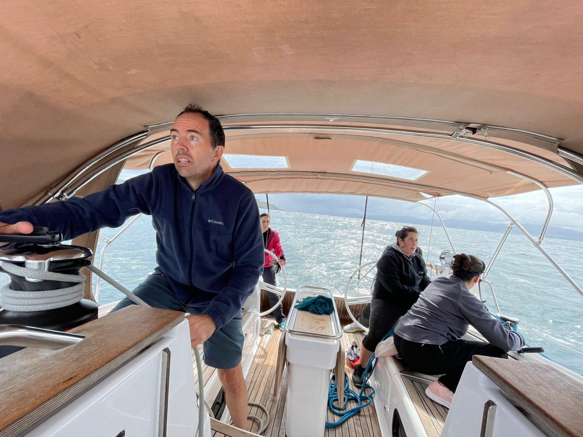 Explora las maravillas naturales de las Rías Baixas a bordo de un barco