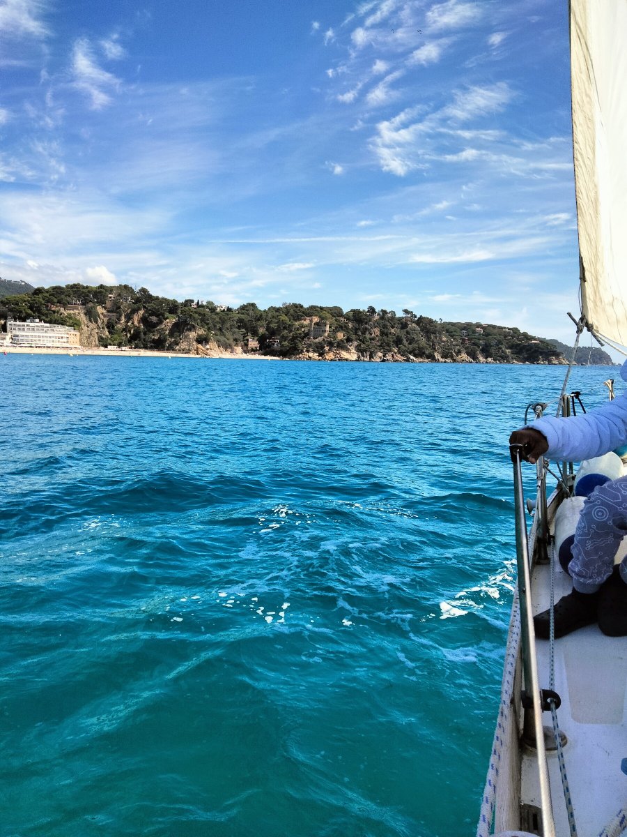 Enjoy a day at sea from Palamós, Blanes or Roses
