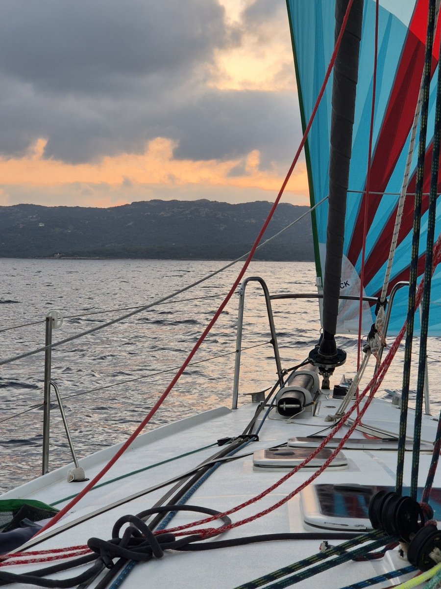 Una embarcación azota las olas en el mar