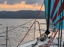 Ein Boot bricht durch die Wellen im Meer