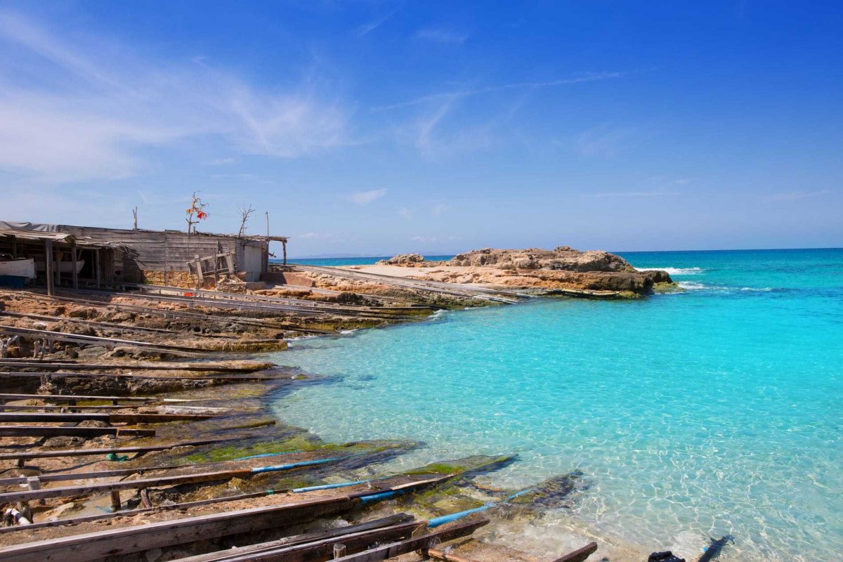 Disfrutamos de la belleza natural de Formentera mientras navegamos por sus aguas cristalinas y descubrimos sus rincones más bellos.