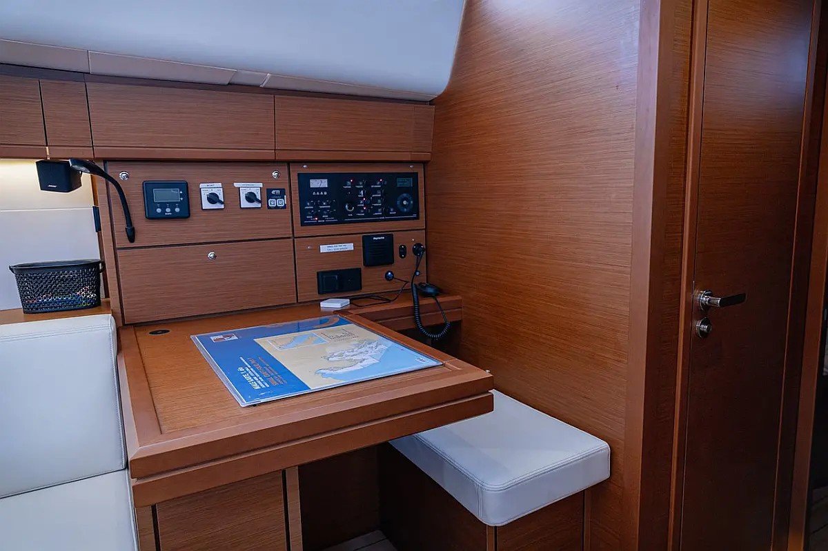 Sailboat - Jeanneau - 5 cabins