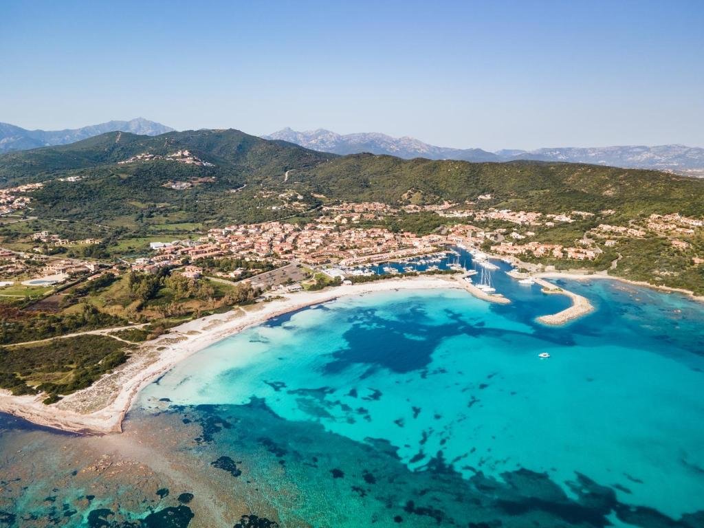 Segeln Sie entlang der Nordostküste Sardiniens