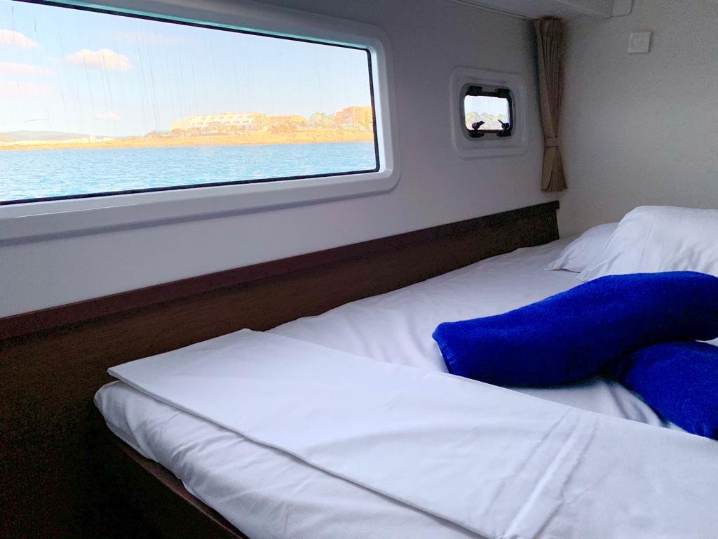 Entdecken Sie die weißen Sandstrände auf einem Lagoon 42