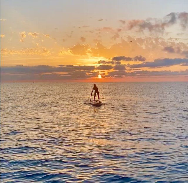 Un catamarán privado ofrece una vista de puesta de sol en Barcelona.