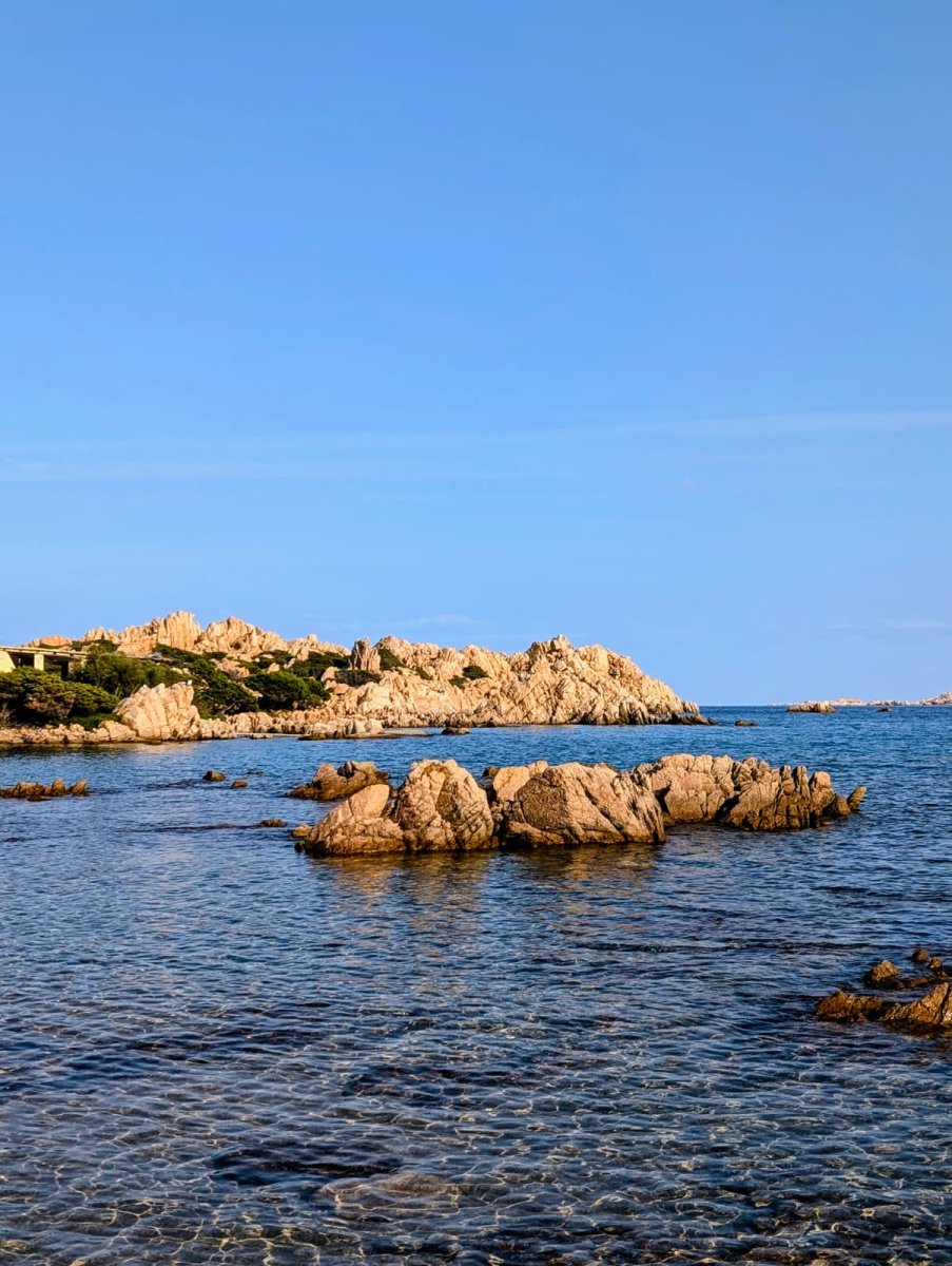 Descubre la costa de Cerdeña en un emocionante crucero