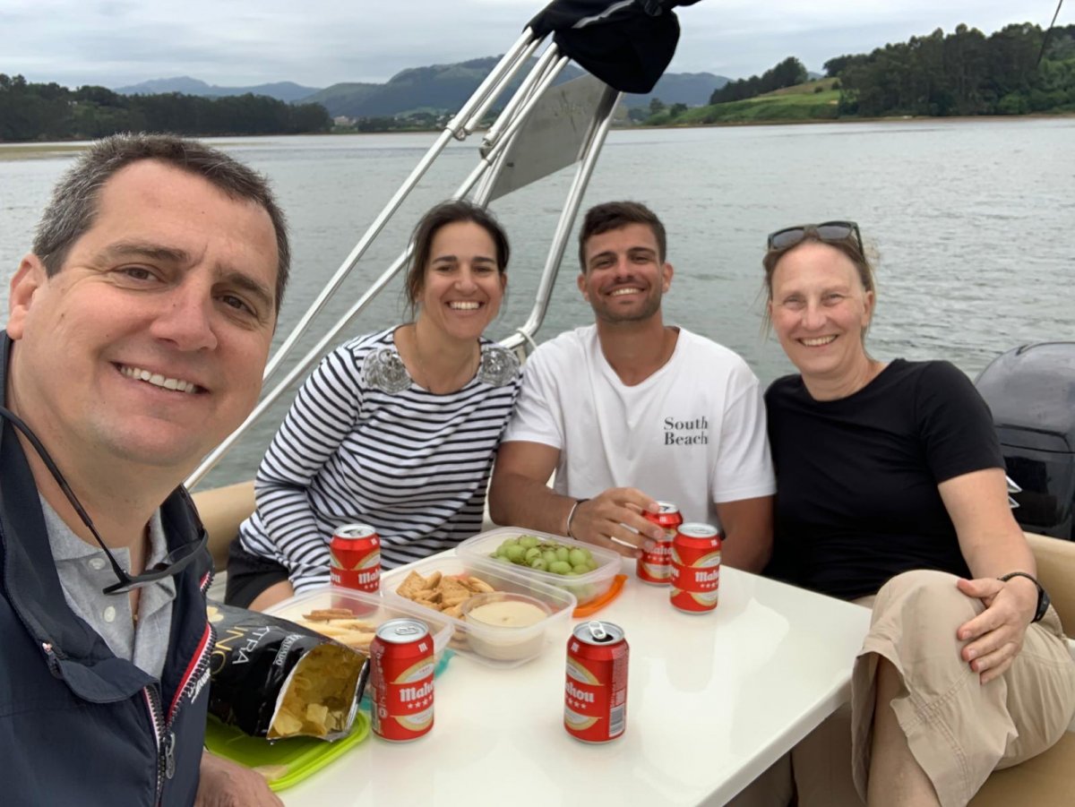 El barco pasa por el puerto de Santander