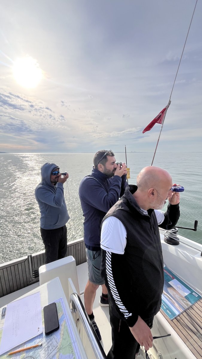 Estudiantes aprendiendo navegación offshore