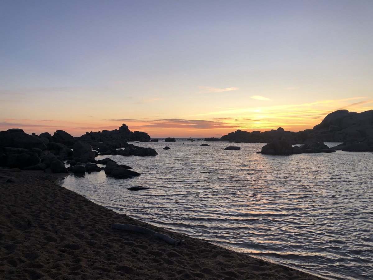 Barche a vela ormeggiate nella baia di Bonifacio