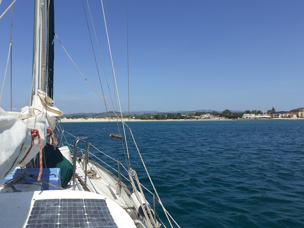 Boot segelt auf dem Meer