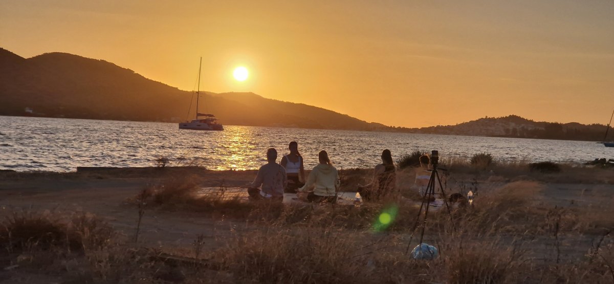 Eine perfekte Kombination aus Yoga und Segeln in Athen, Griechenland