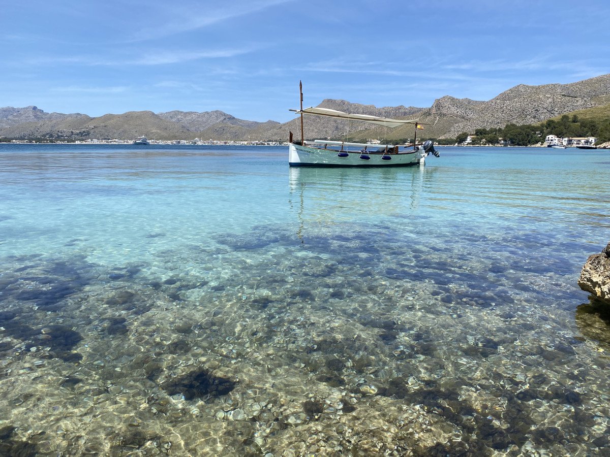 Explora las aguas cristalinas de Mallorca en nuestro barco clásico