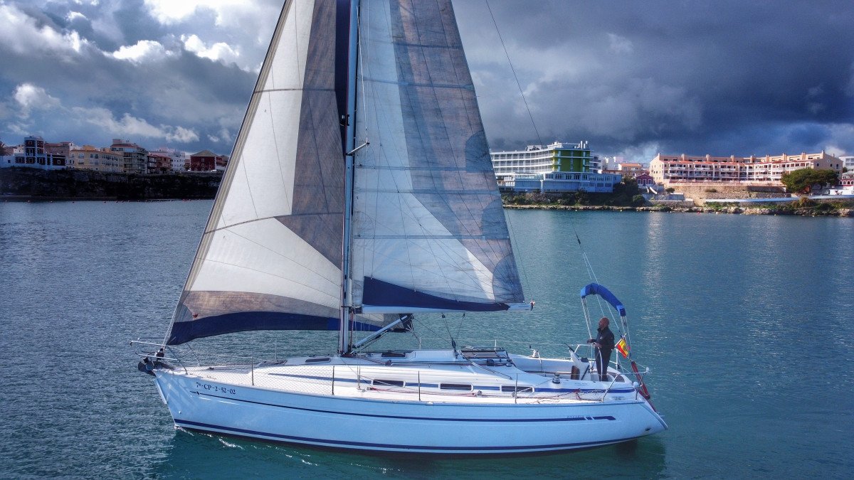 Explora las aguas de Mahón con nuestros instructores experimentados.