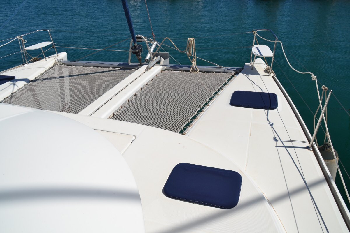 Experimenta la libertad de navegar en un catamarán por las islas blancas de Ibiza y Formentera