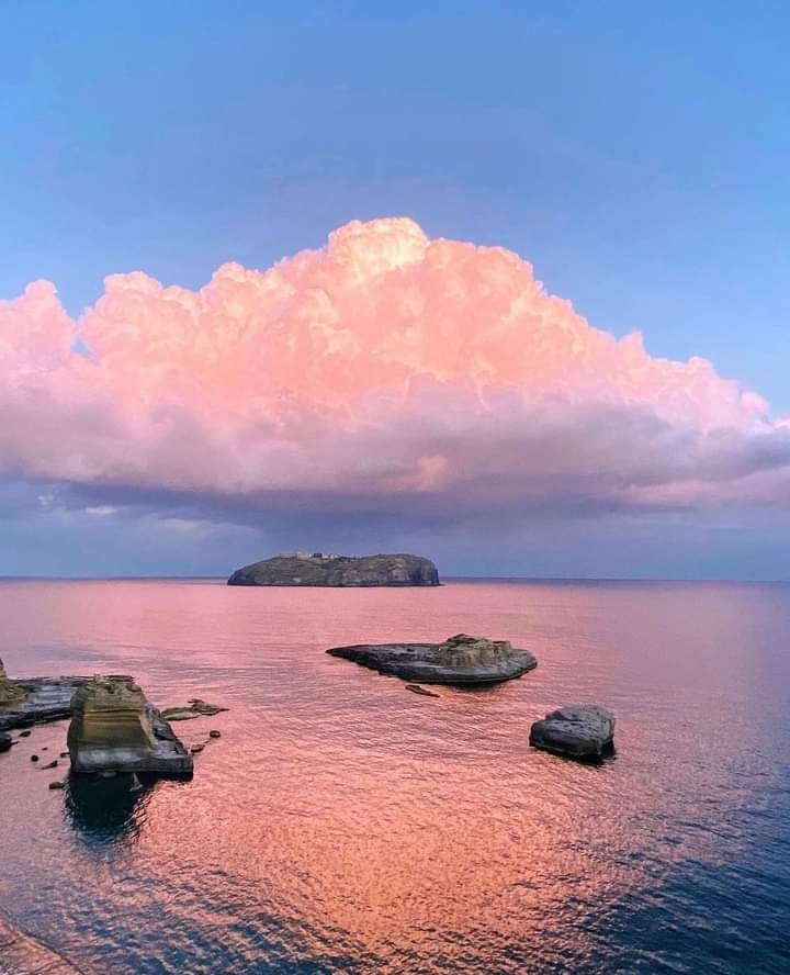 Le Isole Flegree e Pontine: Un viaggio attraverso il tempo e lo spazio