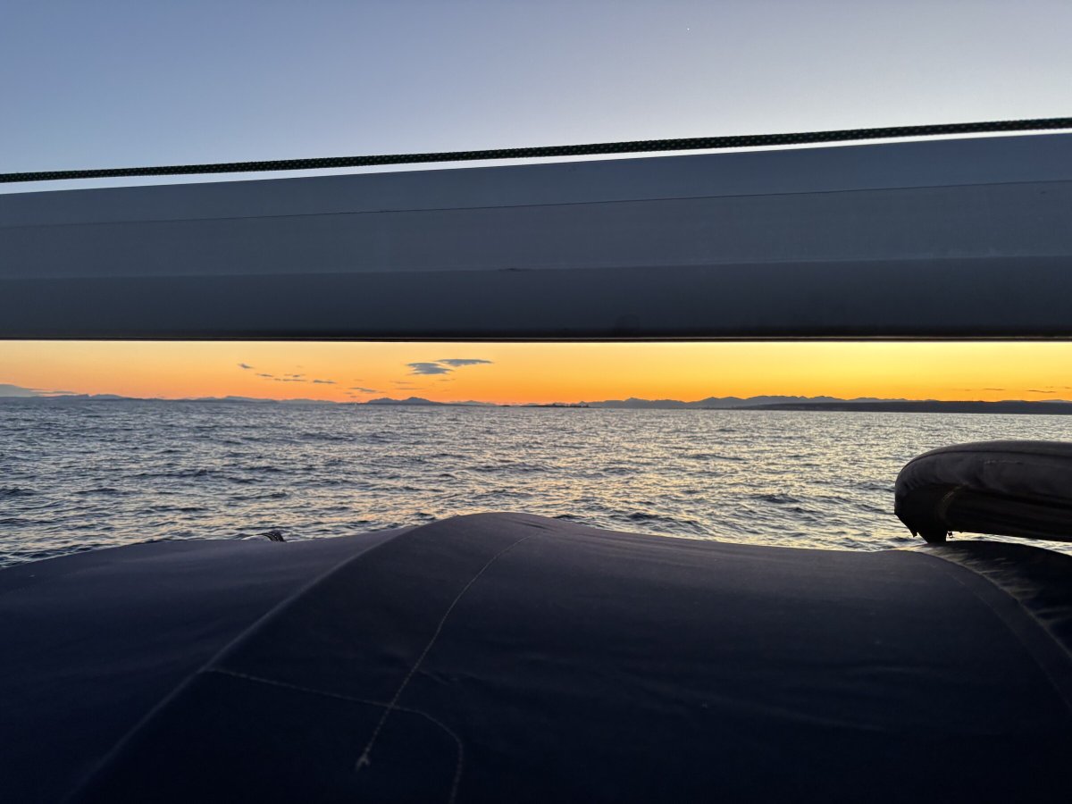 Navigazione al tramonto: Vela sotto il sole che tramonto