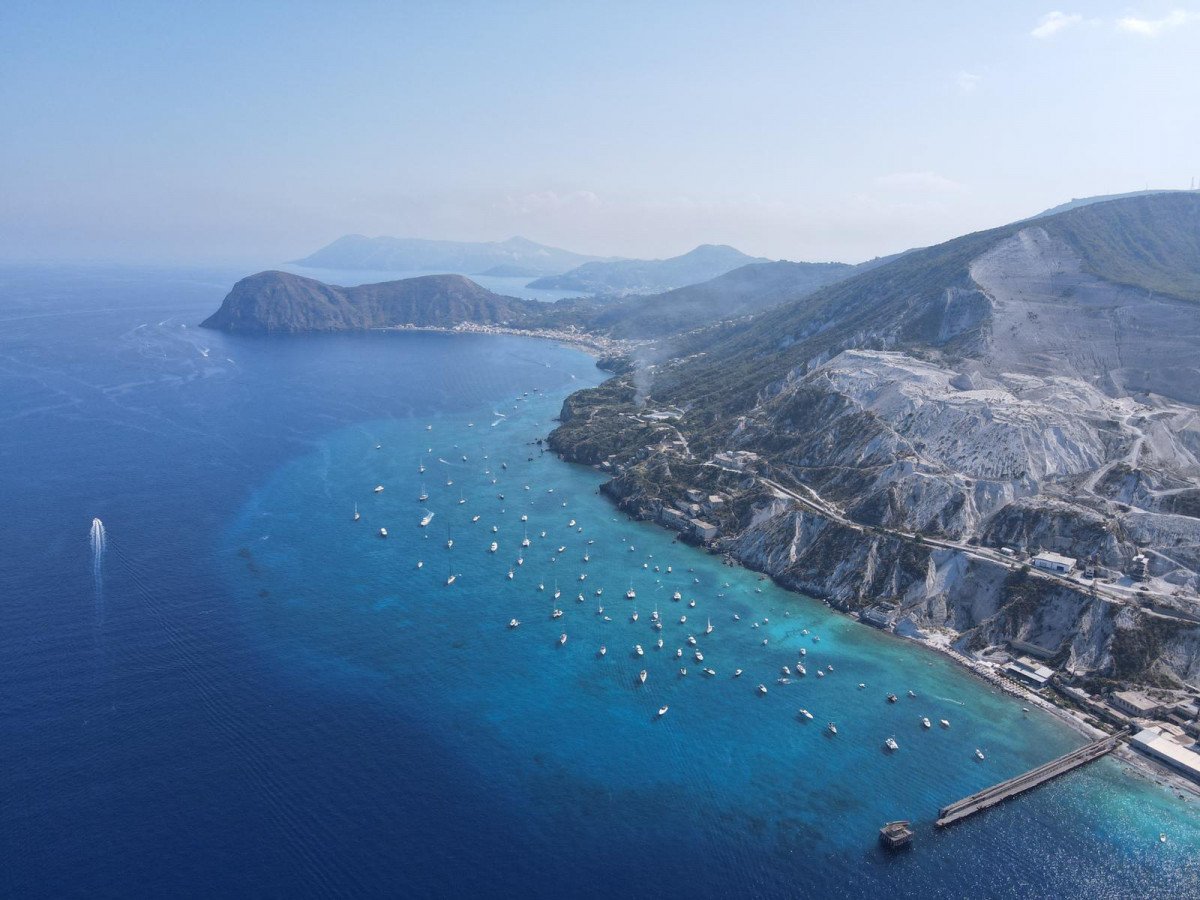 Naviga nelle isole Eolie in catamarano