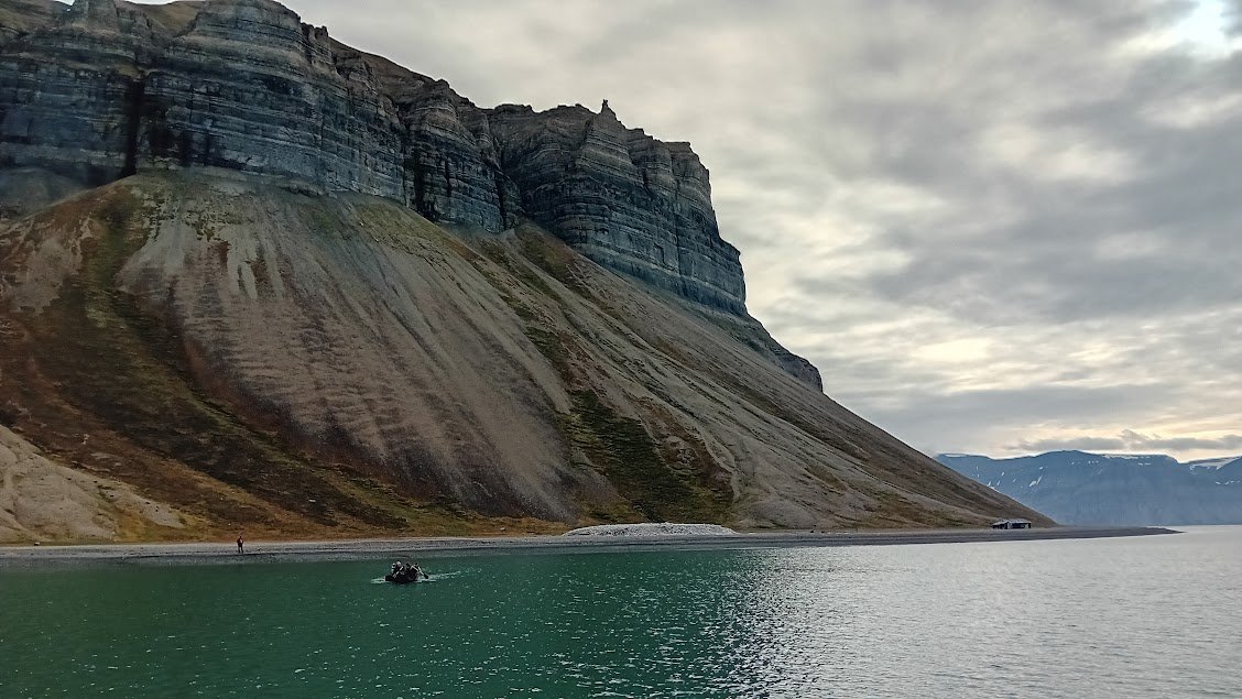 Barcos de safari en las aguas de Svalbard
