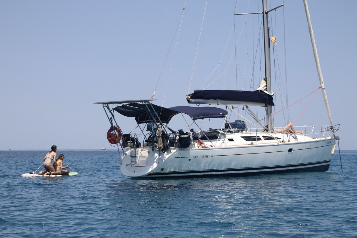 Aprender a navegar en un día en velero por Menorca desde Fornells