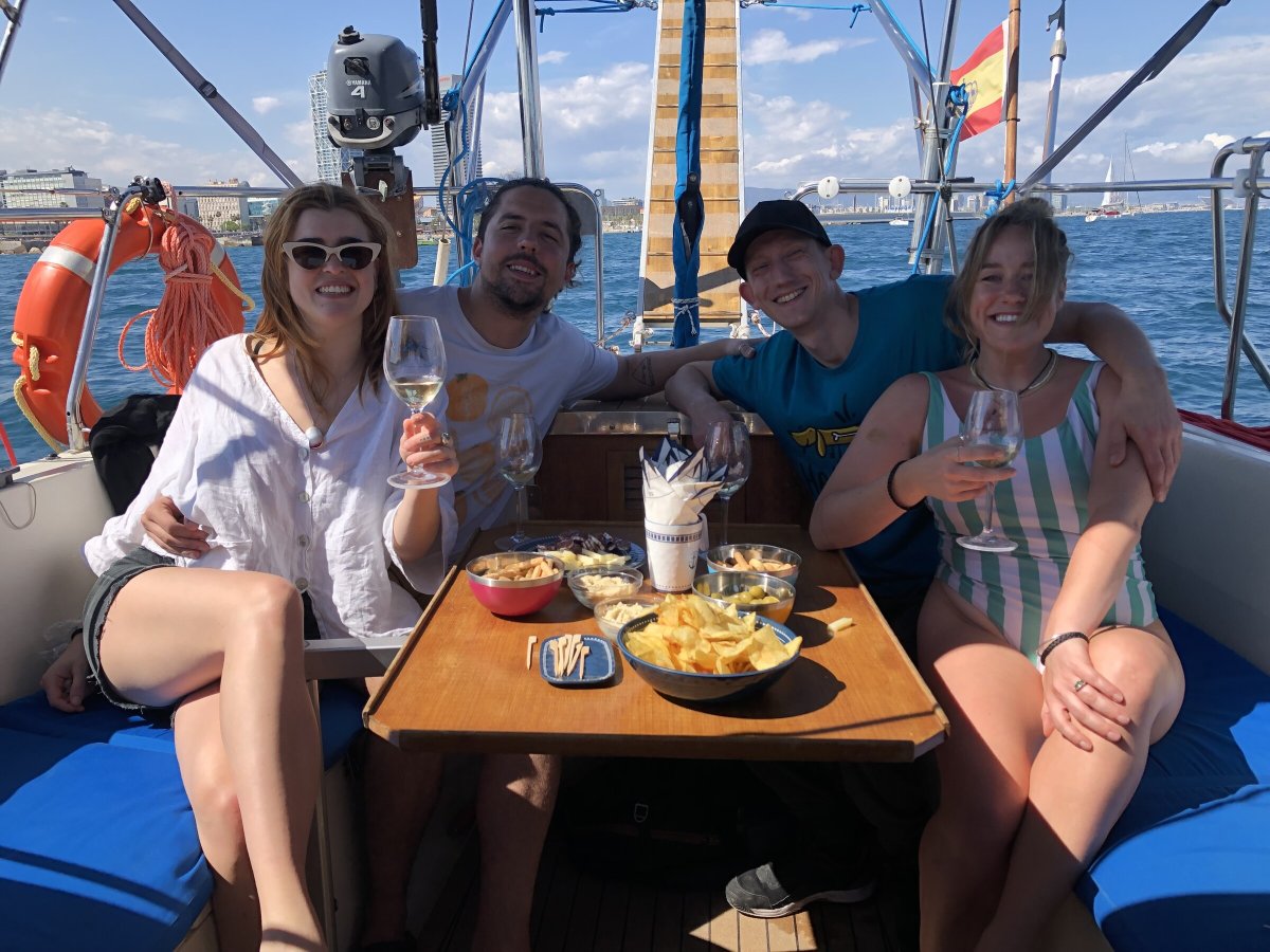 Segelboote auf dem blauen Meer