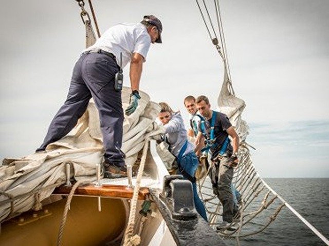 Impara a navigare su una classica nave a vela con i nostri corsi di vela