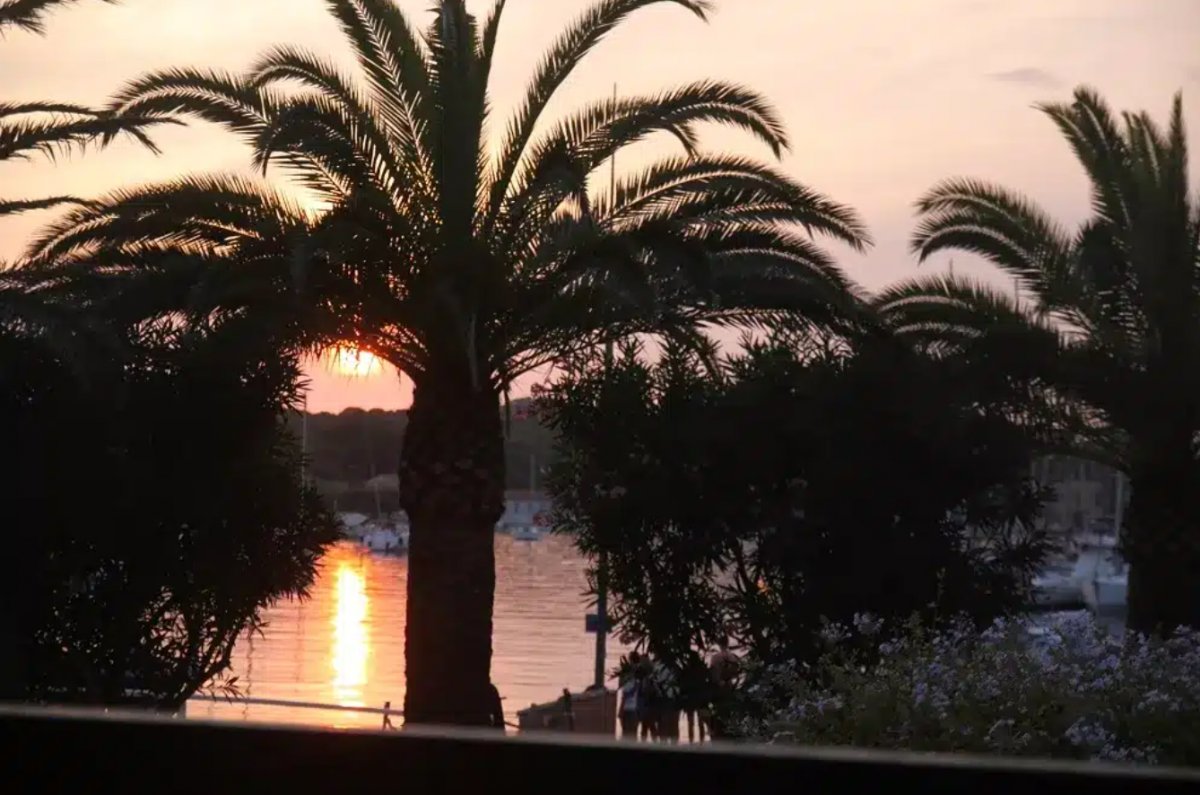 Flug über das azurblaue Wasser Frankreichs