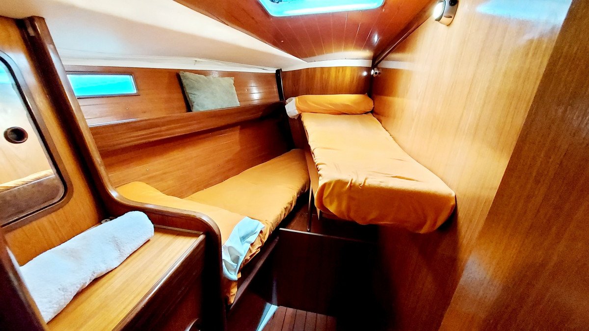 Sailboat - Bénéteau - 12.6 meters