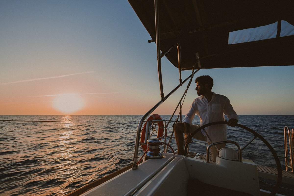Barca a vela in navigazione da Barcellona a Minorca.