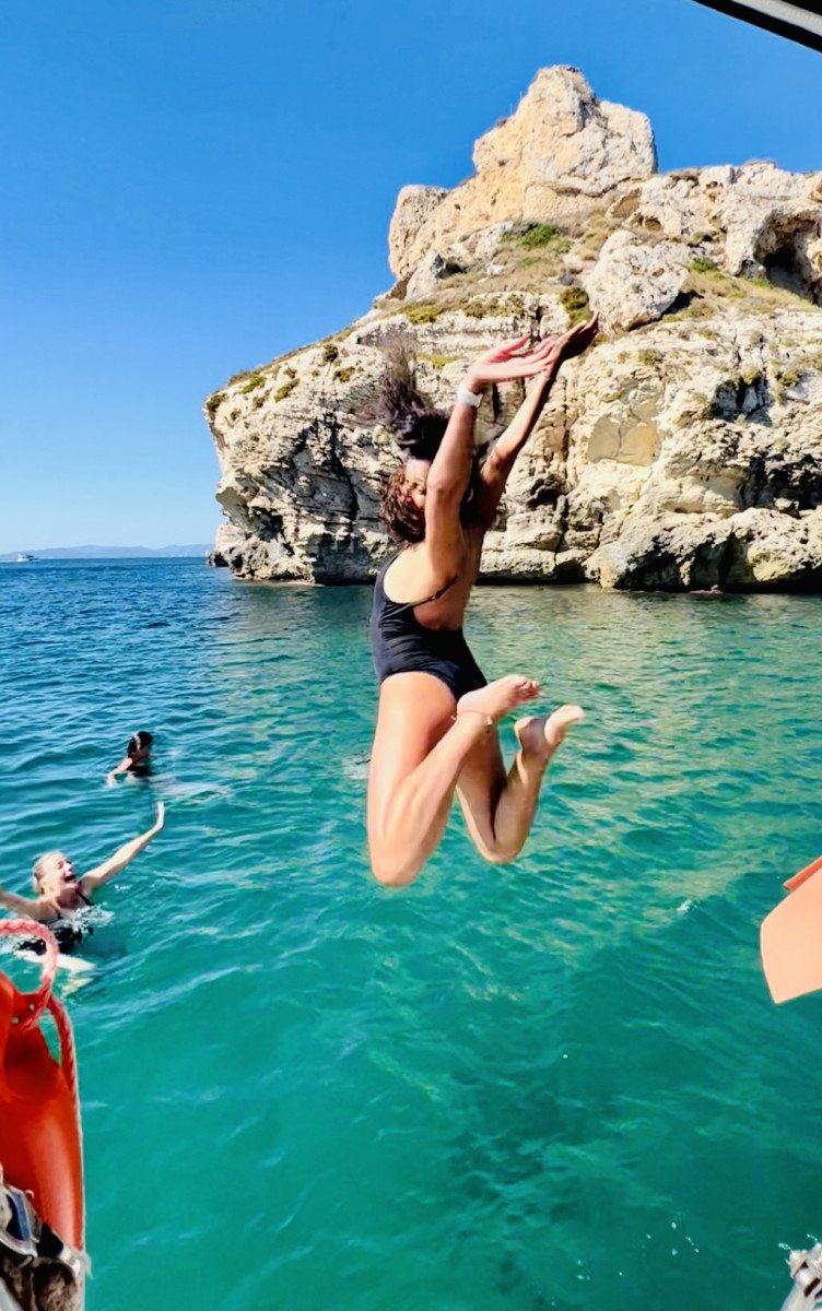 Lernen Sie die Küste von Cagliari bei einer Segeltour kennen