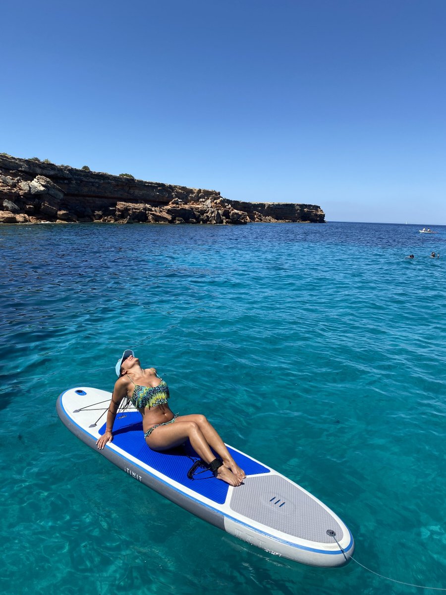 Barca a vela in navigazione verso la Sardegna