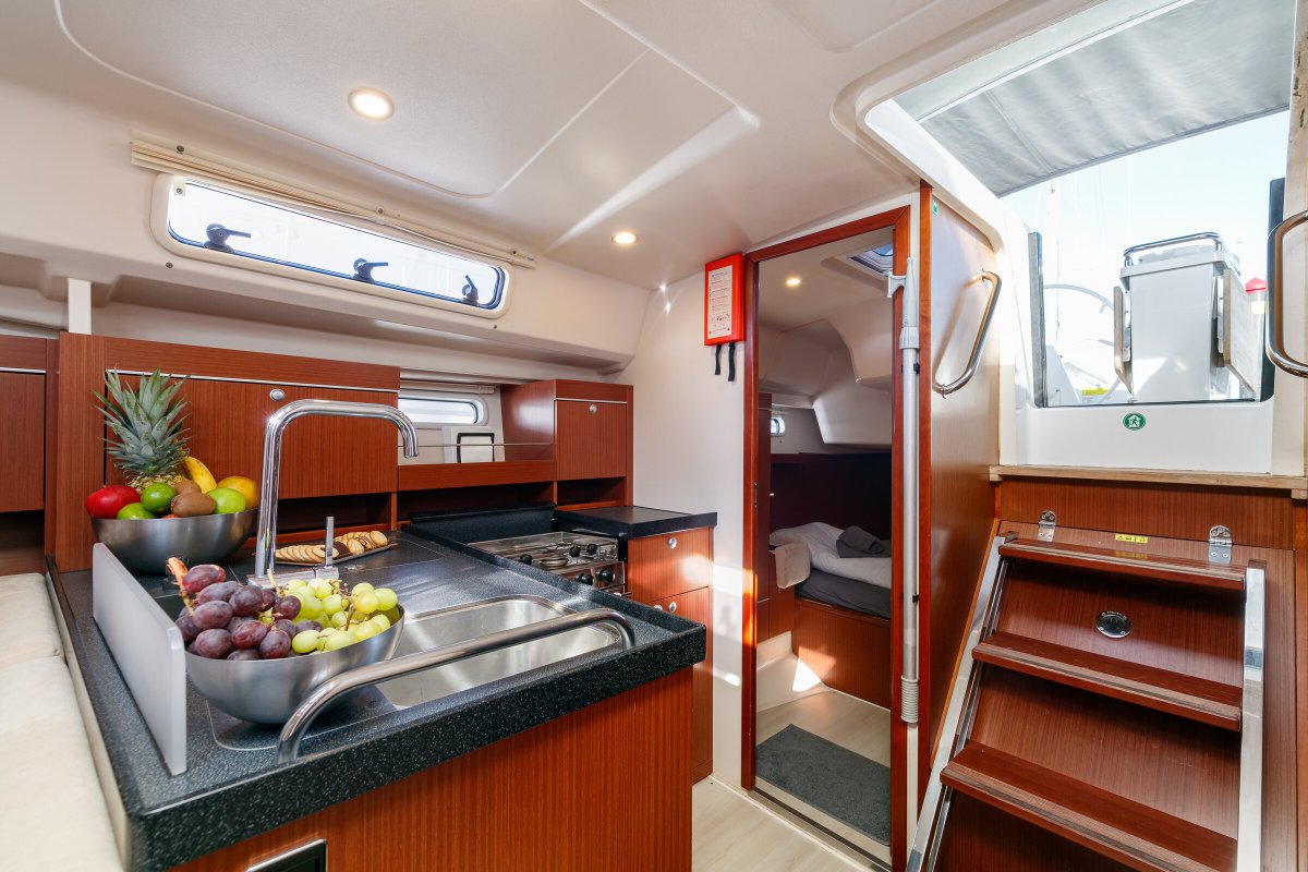 Naviga in stile su uno yacht Hanse 415.