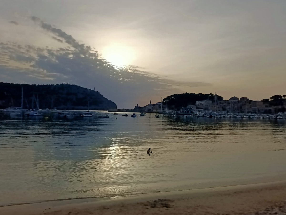 Isola di Maiorca all'orizzonte da una barca a vela
