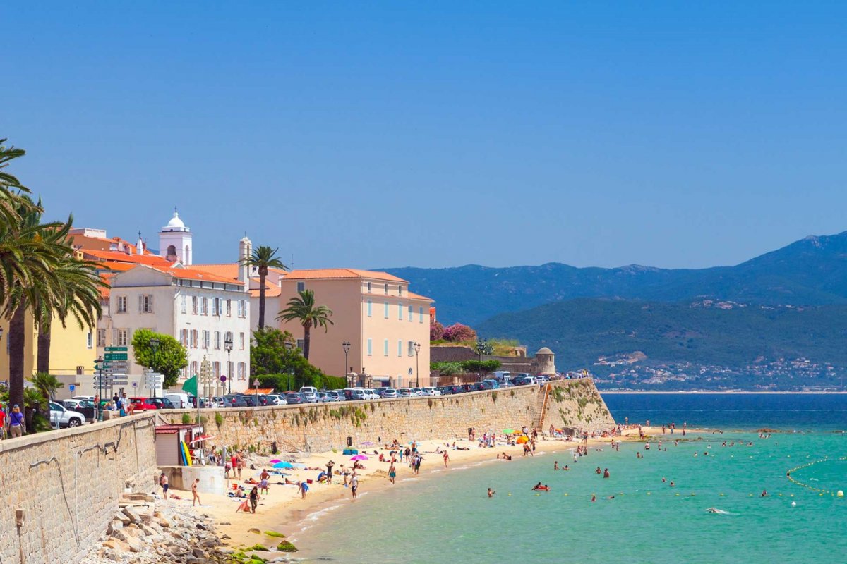 Vivi un'avventura in mare con una crociera in catamarano nel nord della Corsica