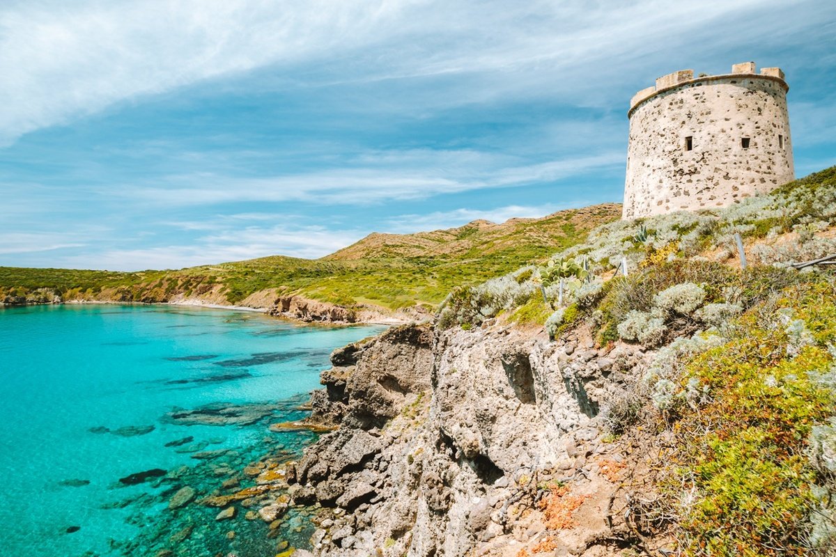 Verbringen Sie eine Woche auf einer Jacht in Sardinien, zwischen Meer und Kultur