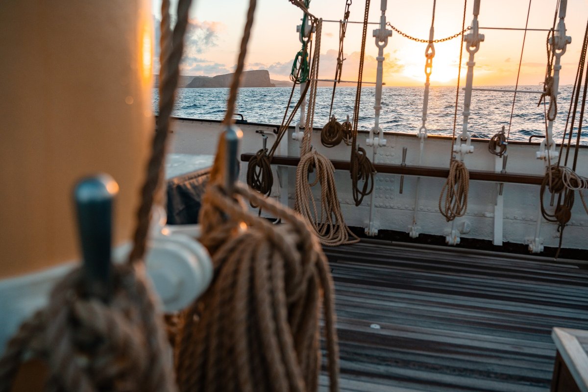 Navigationskurs durch die Azoren-Inseln auf einem Hochschiff