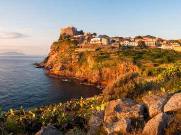 Week in the Tuscan Archipelago, Capraia, its bays and trekking