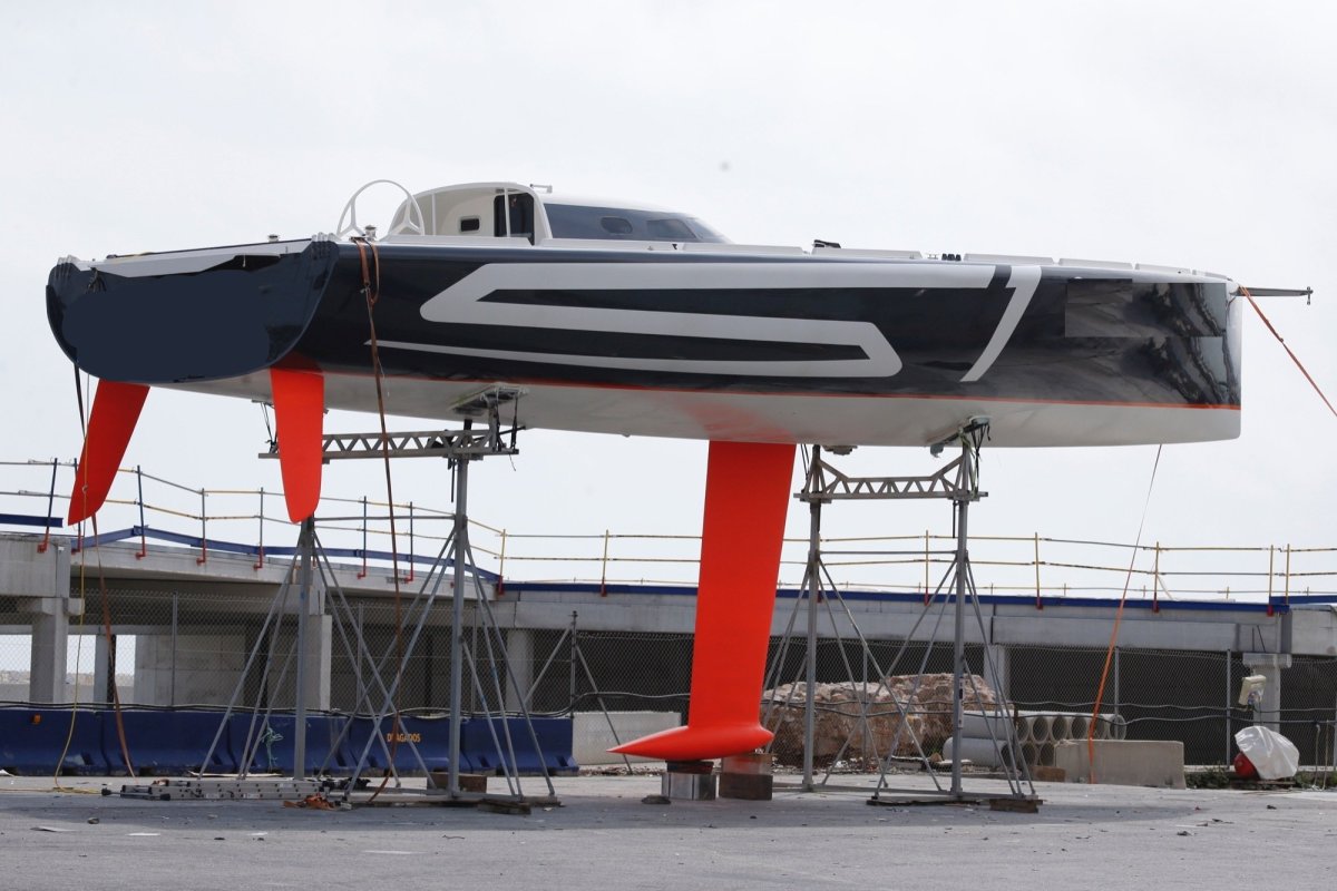 Imoca navegando de Palermo a Barcelona