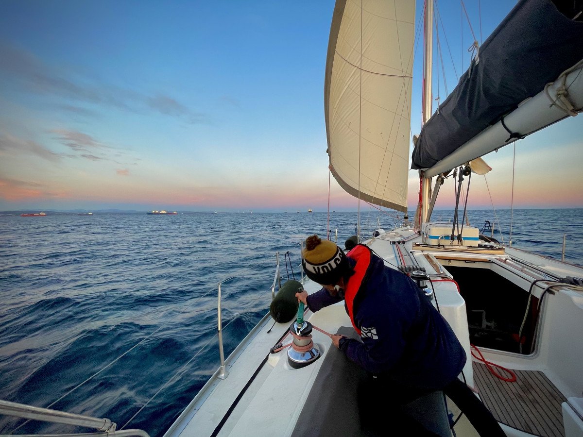 Barca che naviga sul mare a Badalona