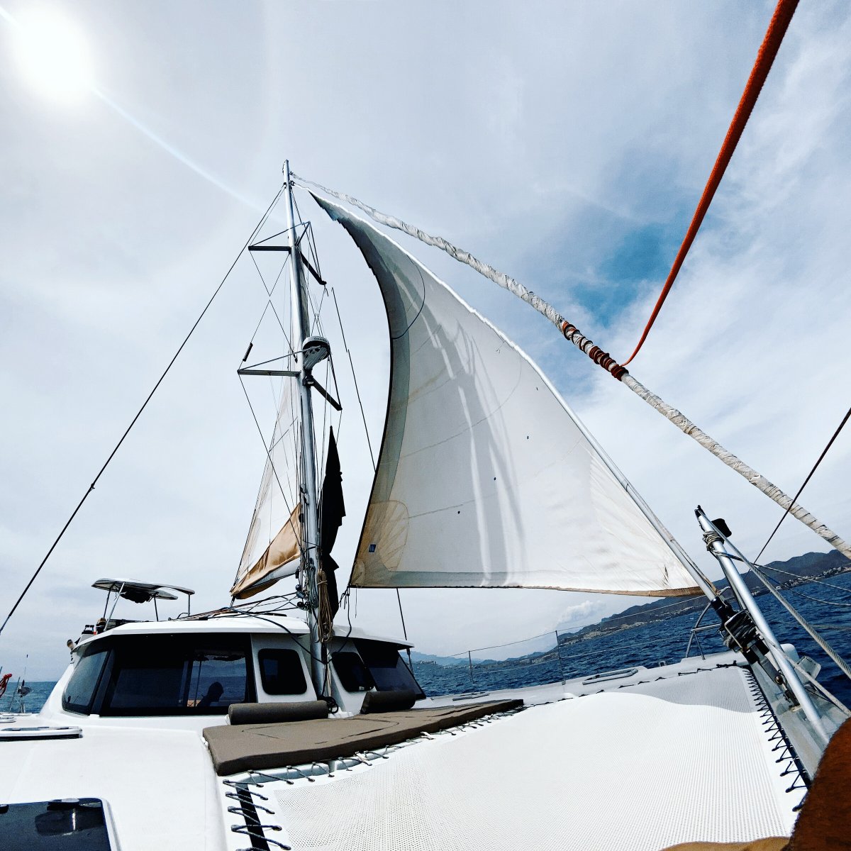 Mare e vento: viaggio in catamarano a Ibiza