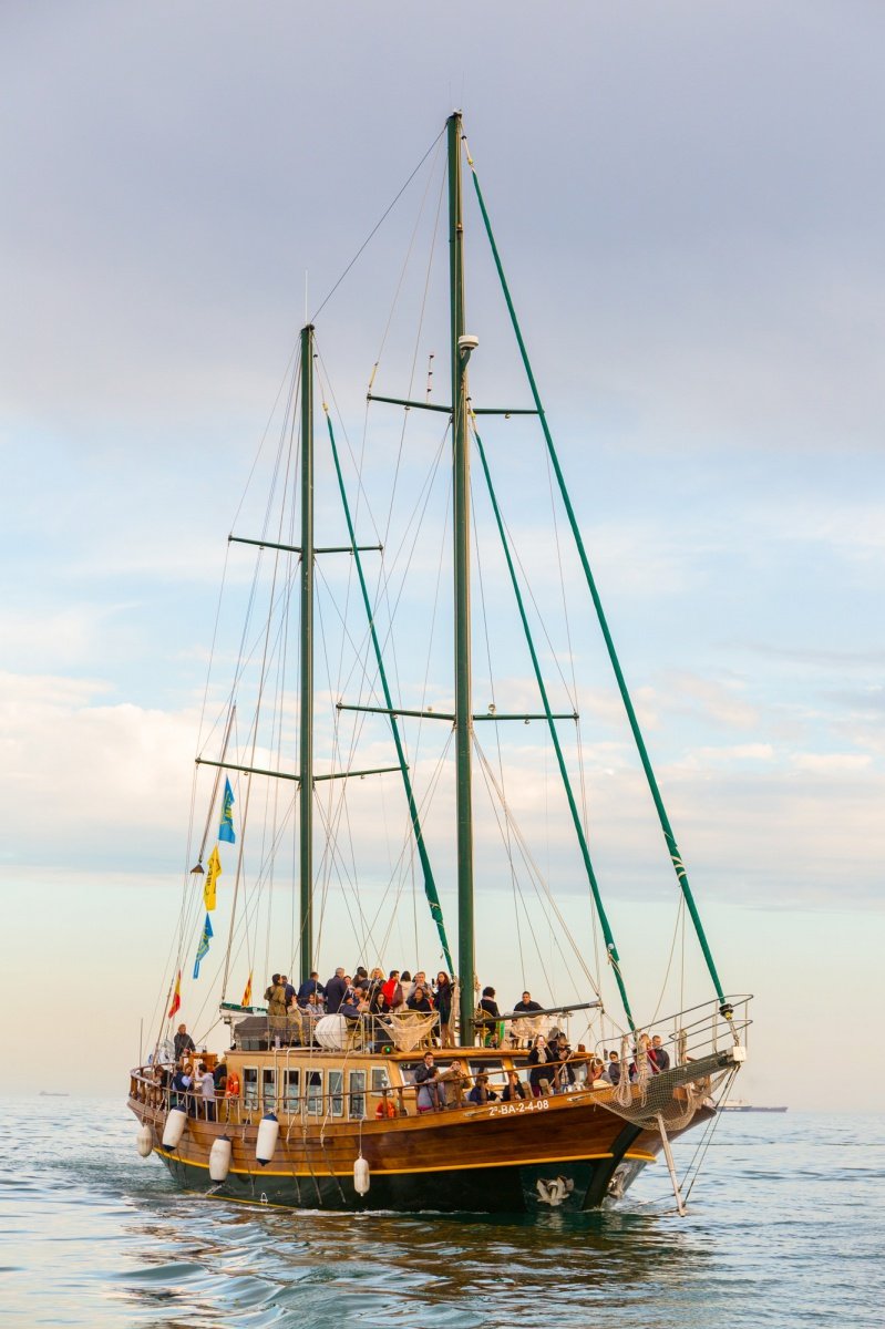 sailing boat trips barcelona