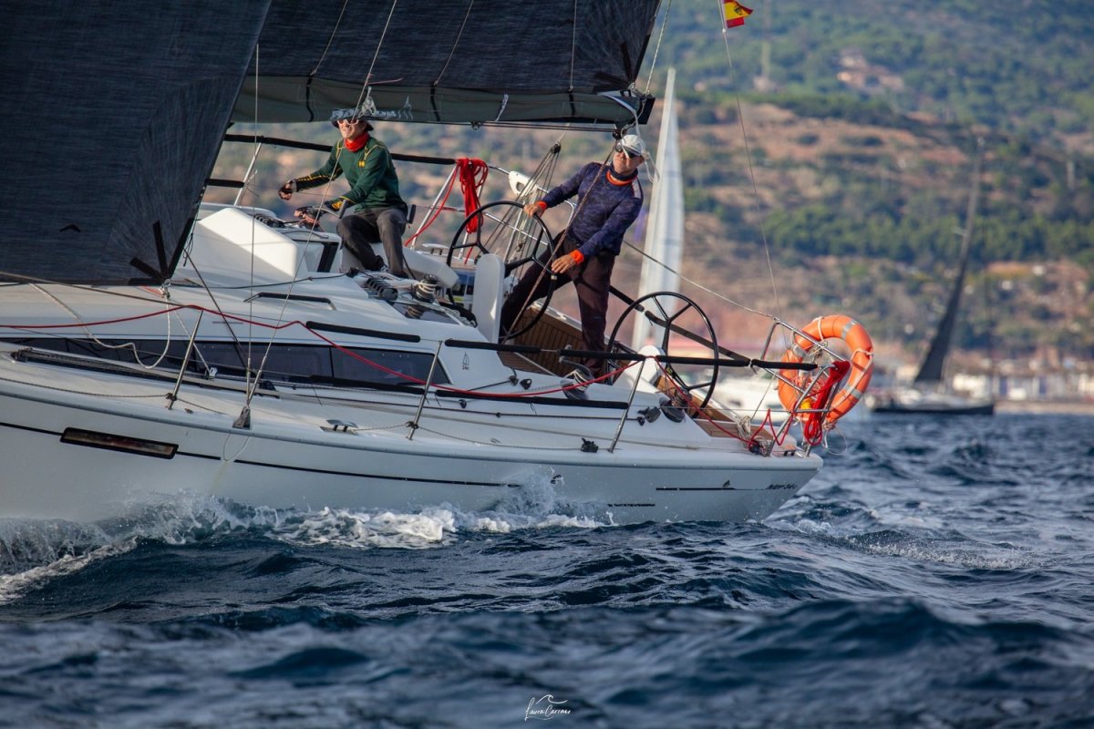 Navegando en alta mar con curso de navegación en las Baleares