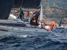 Segeln auf hoher See mit einem Navigationskurs in den Balearen