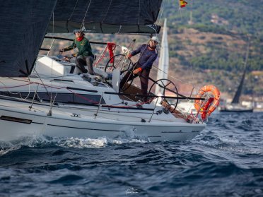 Navigazione ad alta quota attraverso le Isole Baleari più regata di 100 miglia tra le isole.