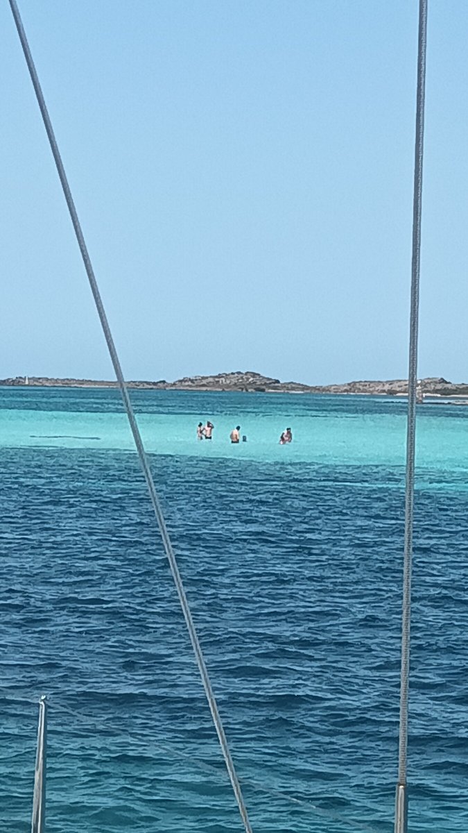 Segelboote an der sardischen Küste