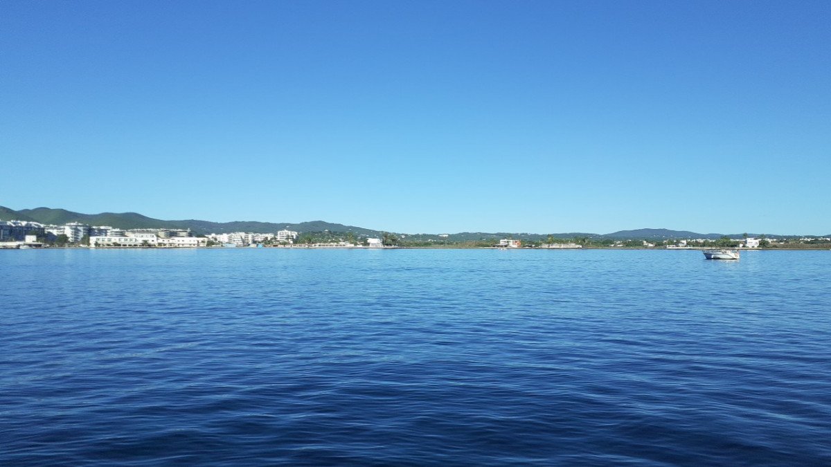 Gran velero en el puerto