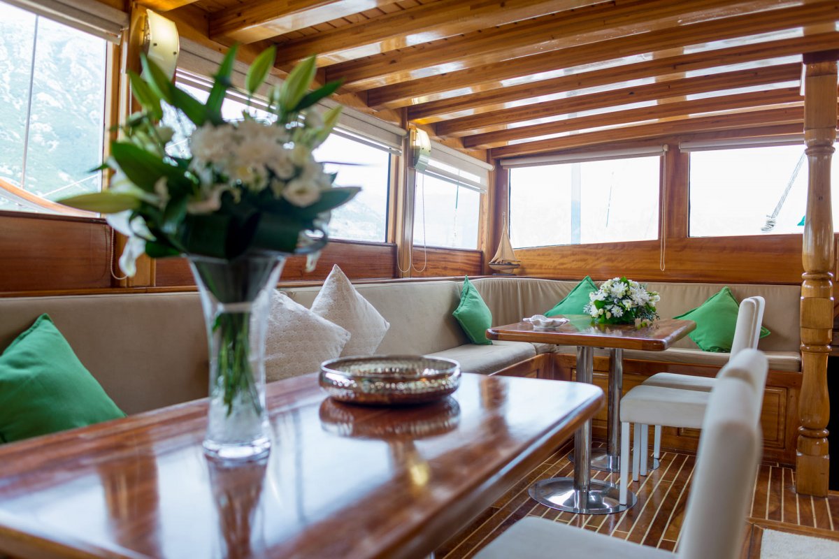 Disfrute de la vista de la costa montañesa y rocosa de Montenegro