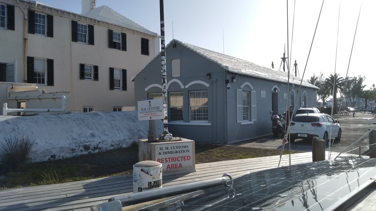 Barco de navegación cruzando el Atlántico hacia destinos emblemáticos