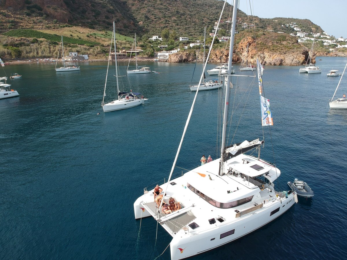 Vuela sobre las islas Eolie en catamarán