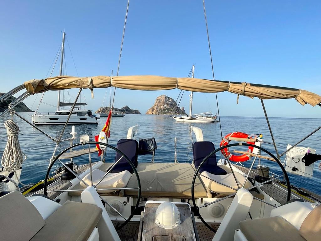 Aprende a navegar en un velero de lujo mientras disfrutas de las vistas de las islas Columbretes